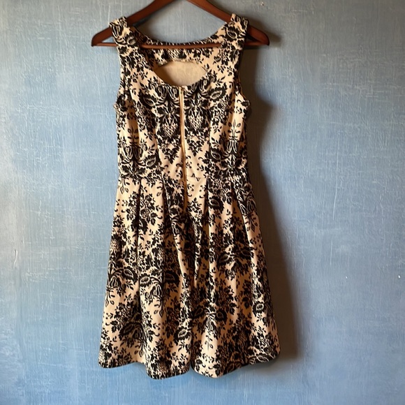 Black and beige no sleeve dress - Picture 2 of 2